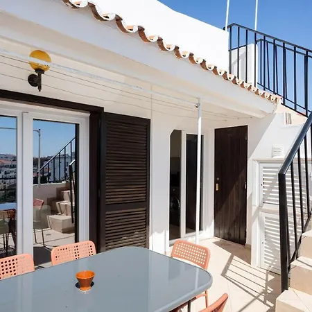 Sunny Rooftop 3br *